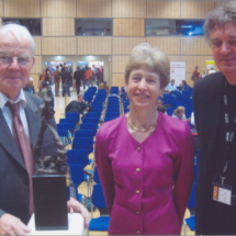Sue Dyson riceve a Essen il Tierklinik Hochmoor Award da Bernhard Huskamp e Fabio Torre